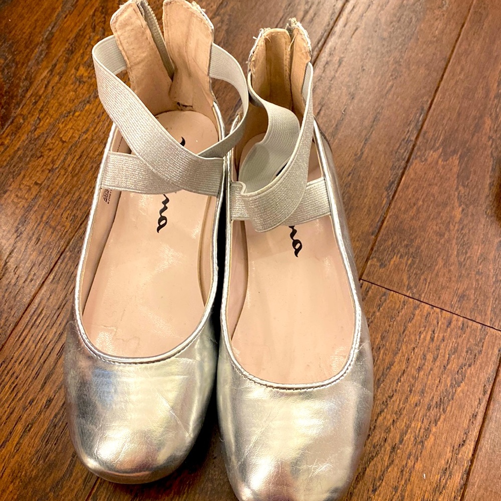 Nina Girl’s silver metallic dress shoes
